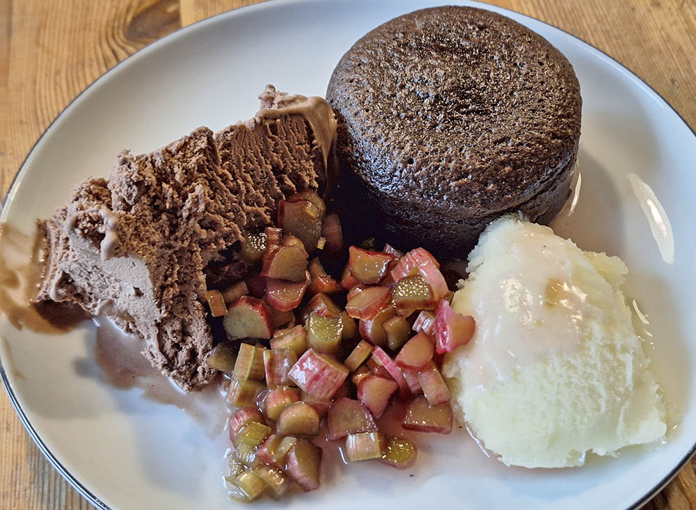 Dessert med råsyltede rabarber