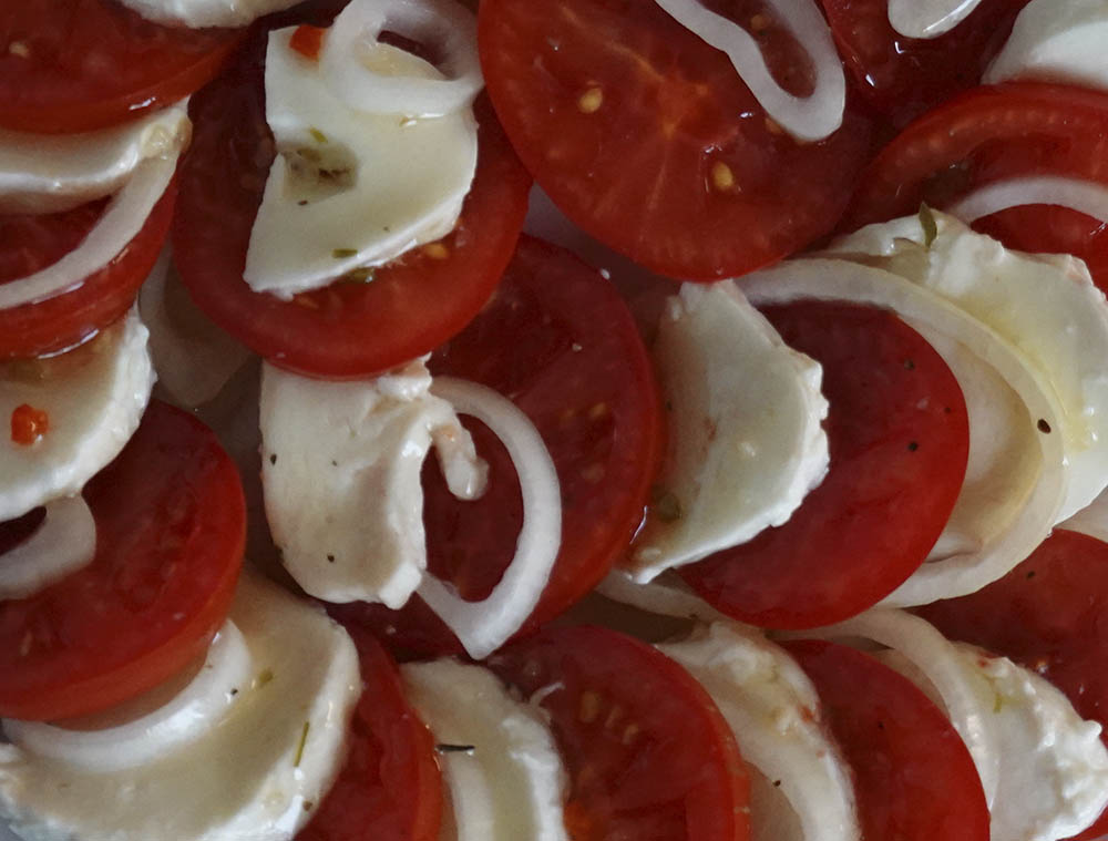 Tomatsalat med mozorrella og løg