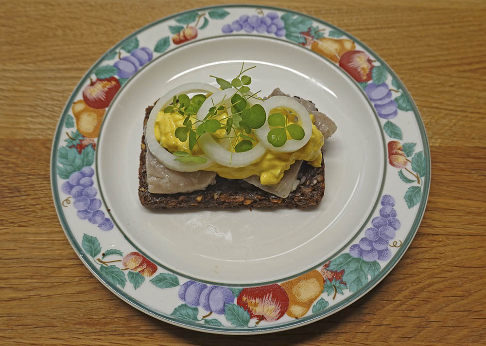 Sildemad med karrysalat og løg